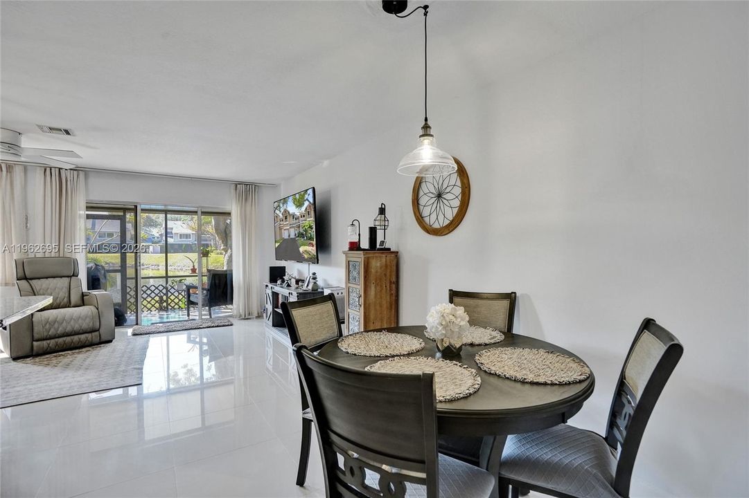 En Venta: $395,000 (2 camas, 2 baños, 1429 Pies cuadrados)
