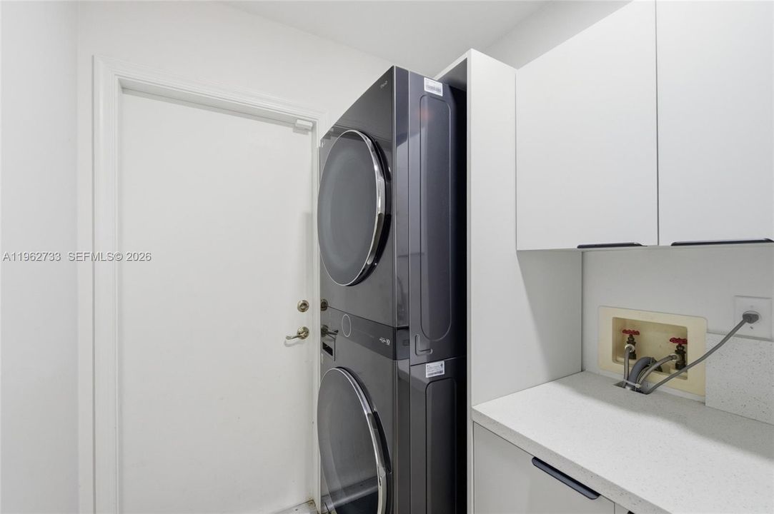 Active With Contract: $1,500,000 (4 beds, 3 baths, 3037 Square Feet)