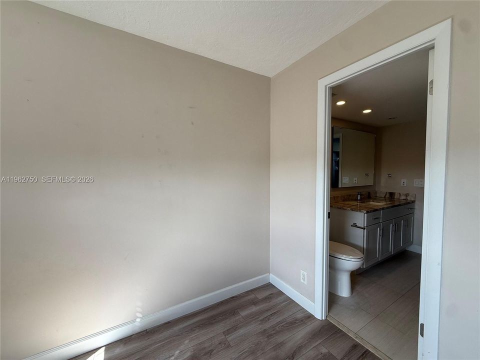 На продажу: $290,000 (2 спален, 2 ванн, 1300 Квадратных фут)