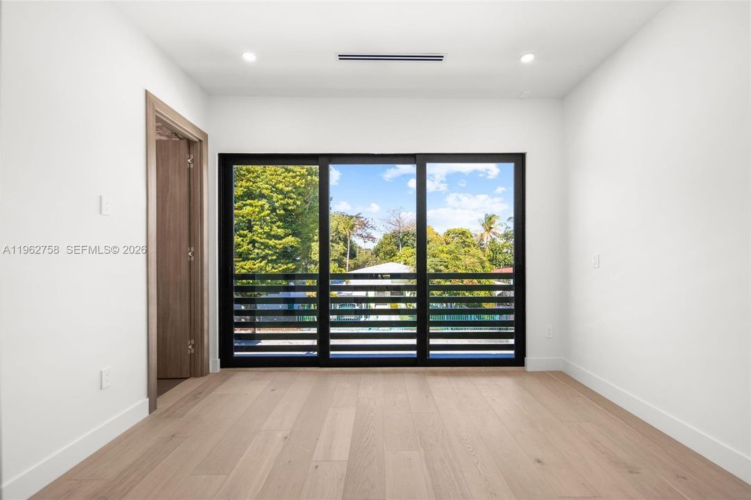 合同活跃: $3,299,000 (5 贝兹, 6 浴室, 3667 平方英尺)