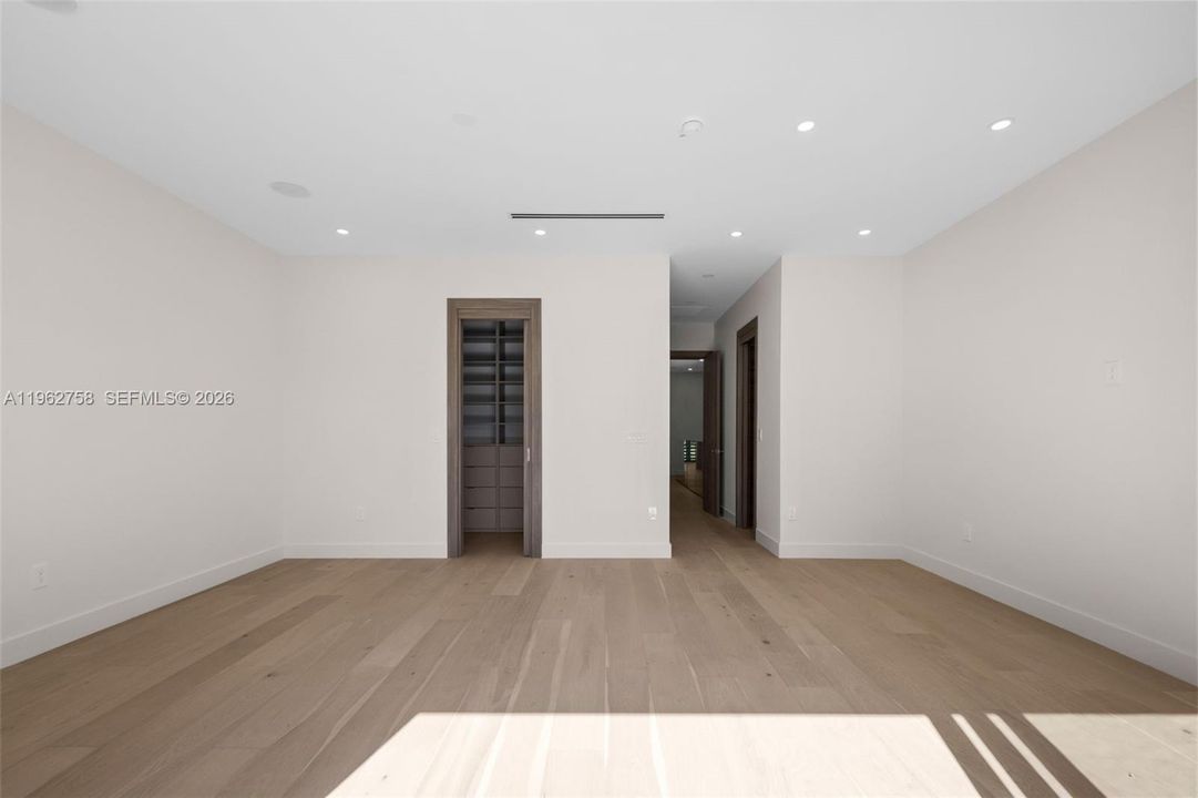 合同活跃: $3,299,000 (5 贝兹, 6 浴室, 3667 平方英尺)
