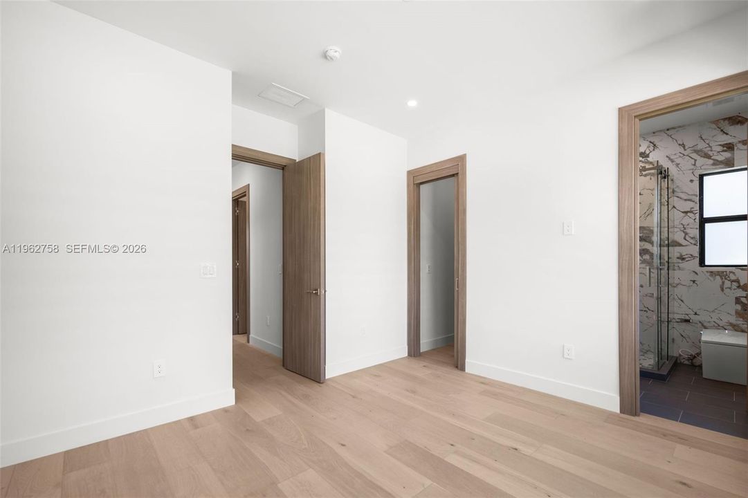 合同活跃: $3,299,000 (5 贝兹, 6 浴室, 3667 平方英尺)