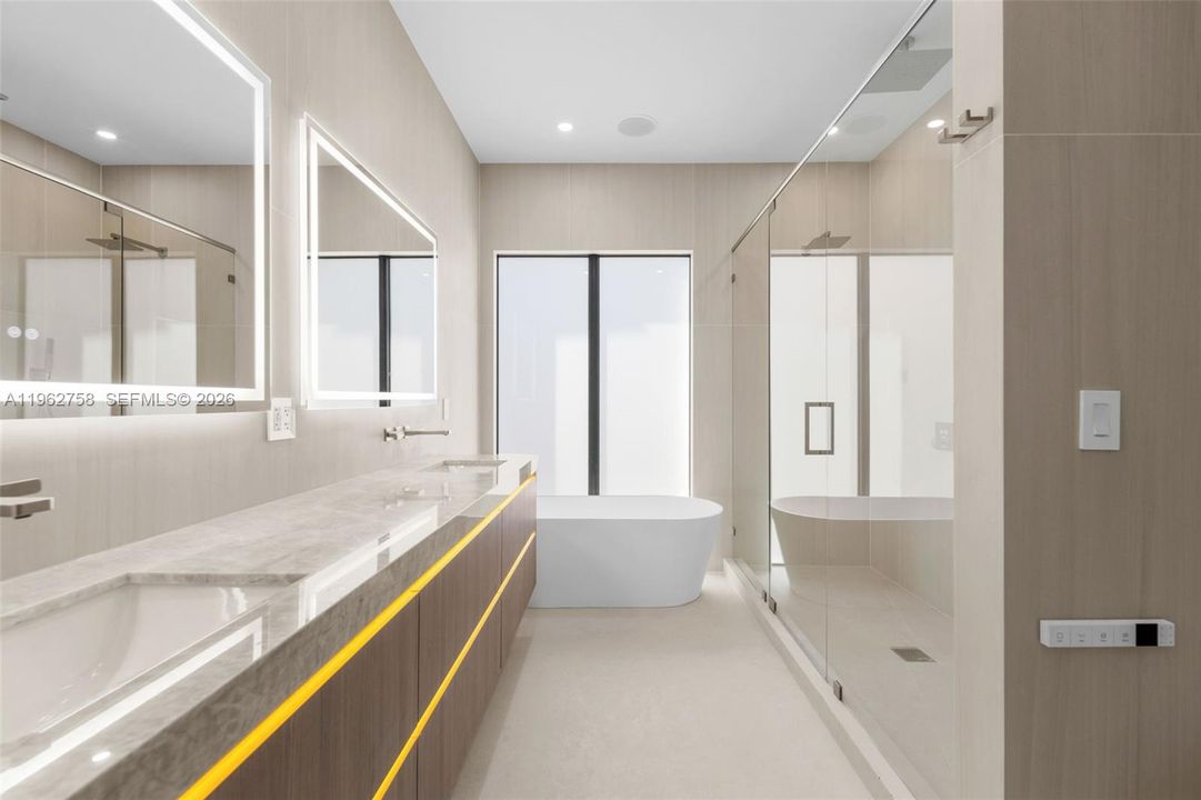 合同活跃: $3,299,000 (5 贝兹, 6 浴室, 3667 平方英尺)