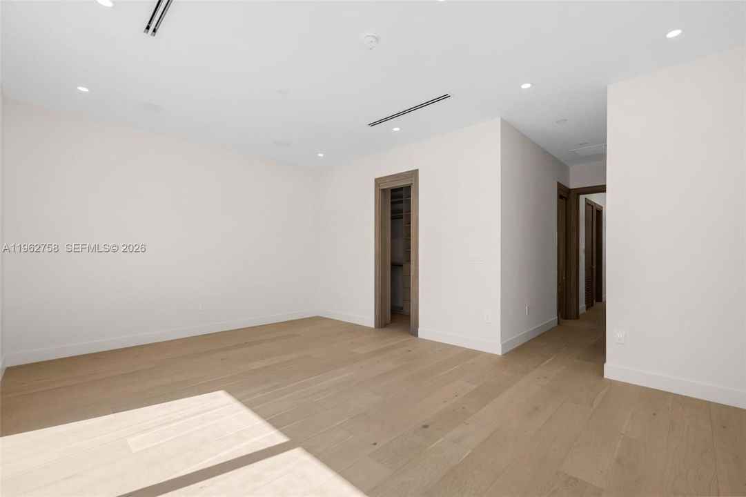 合同活跃: $3,299,000 (5 贝兹, 6 浴室, 3667 平方英尺)