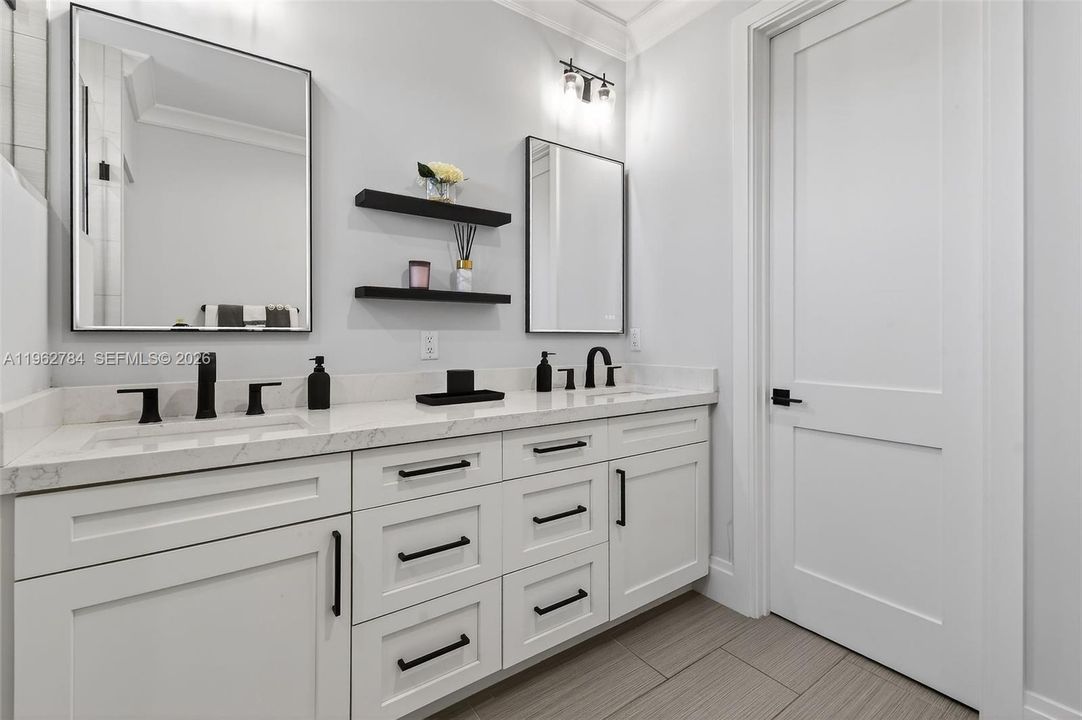合同活跃: $8,000 (3 贝兹, 2 浴室, 2124 平方英尺)