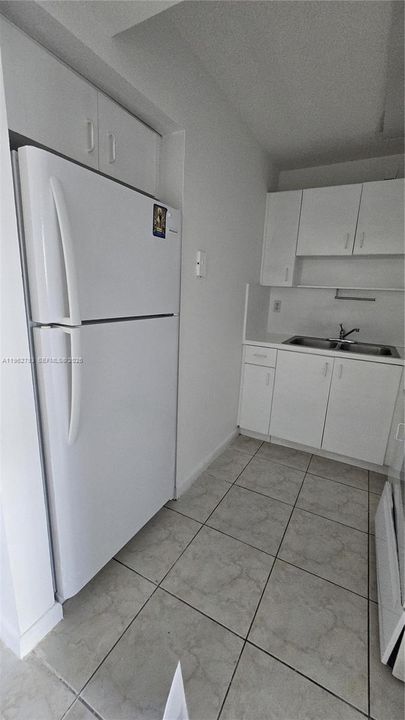 Active With Contract: $1,800 (1 beds, 1 baths, 670 Square Feet)