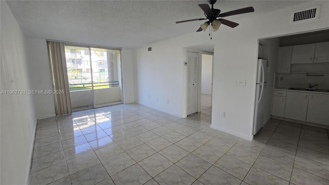 Active With Contract: $1,800 (1 beds, 1 baths, 670 Square Feet)