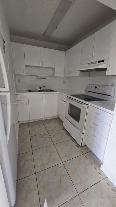 Active With Contract: $1,800 (1 beds, 1 baths, 670 Square Feet)