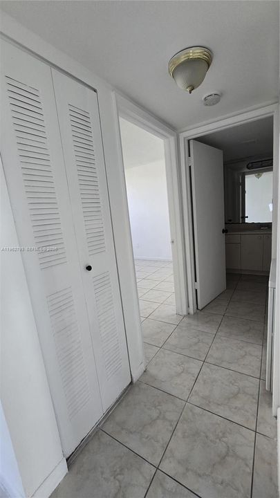 Active With Contract: $1,800 (1 beds, 1 baths, 670 Square Feet)