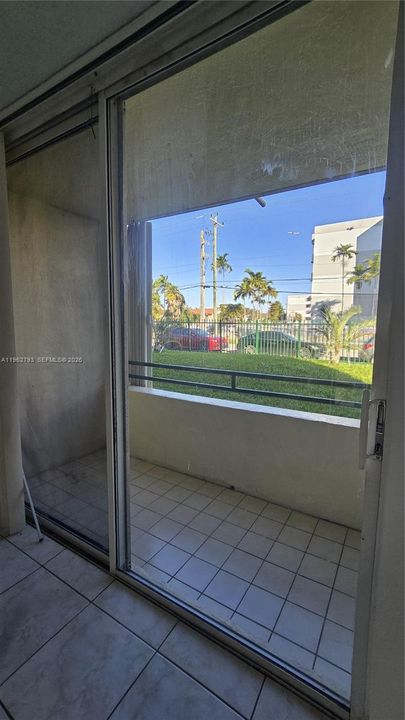 Active With Contract: $1,800 (1 beds, 1 baths, 670 Square Feet)