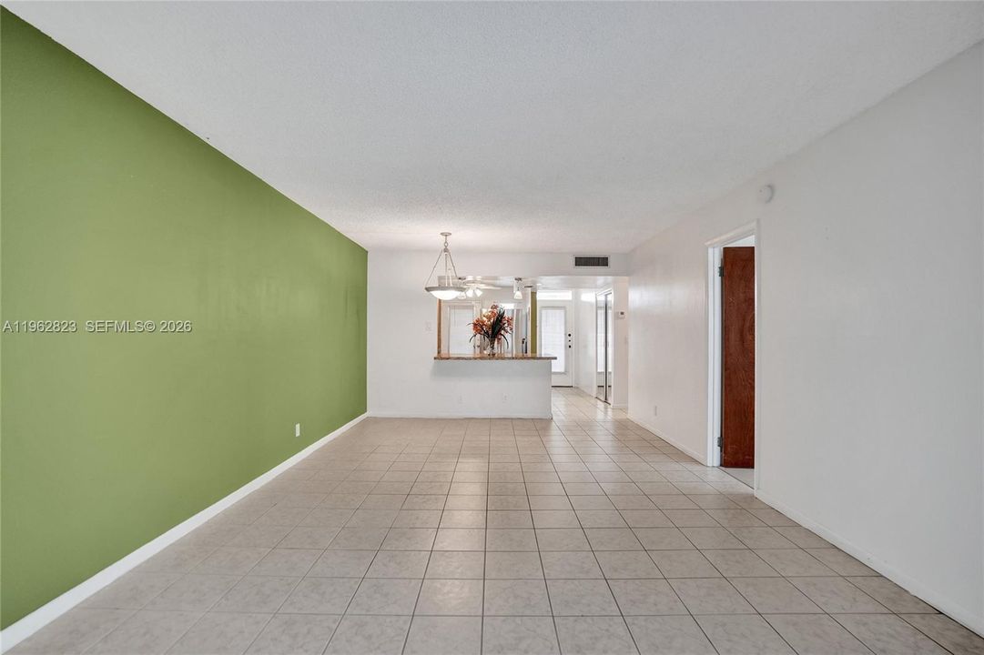 На продажу: $135,999 (2 спален, 2 ванн, 1021 Квадратных фут)