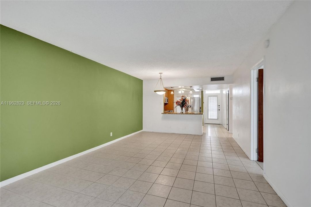 На продажу: $135,999 (2 спален, 2 ванн, 1021 Квадратных фут)