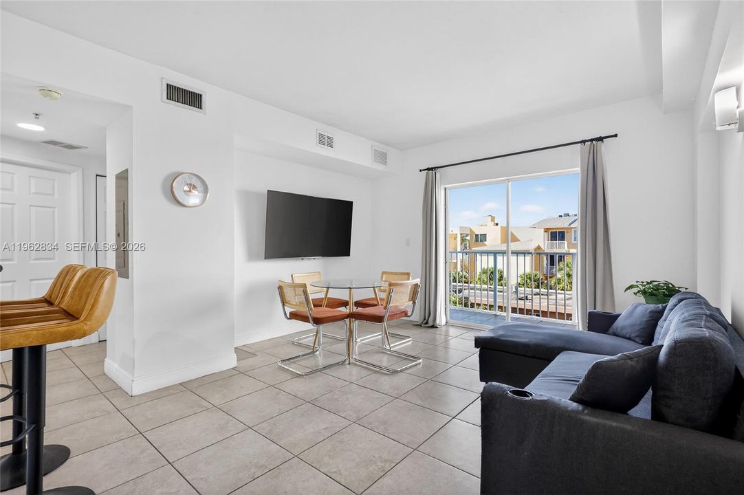 En Venta: $272,000 (2 camas, 1 baños, 700 Pies cuadrados)