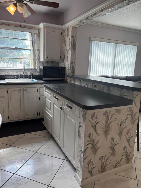 KITCHEN COUNTER