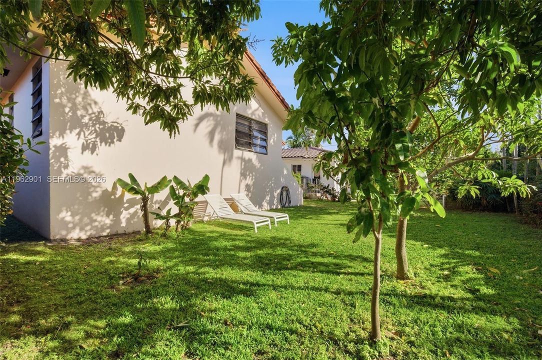 Active With Contract: $1,650,000 (3 beds, 2 baths, 1737 Square Feet)