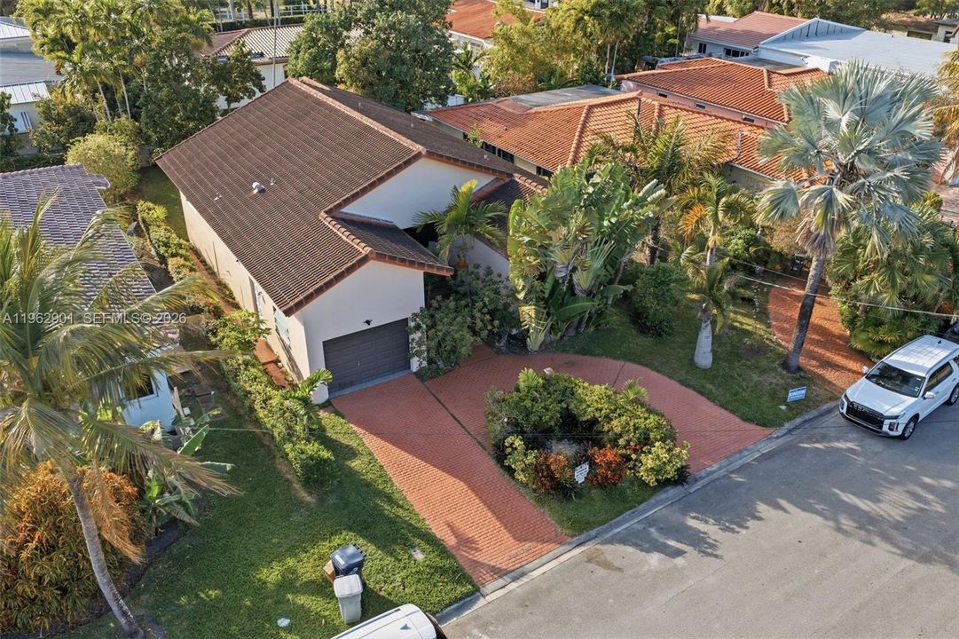 Active With Contract: $1,650,000 (3 beds, 2 baths, 1737 Square Feet)