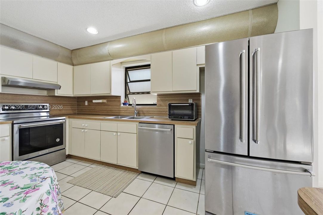Active With Contract: $1,650,000 (3 beds, 2 baths, 1737 Square Feet)