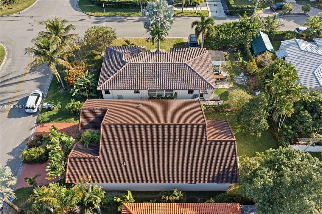 Active With Contract: $1,650,000 (3 beds, 2 baths, 1737 Square Feet)