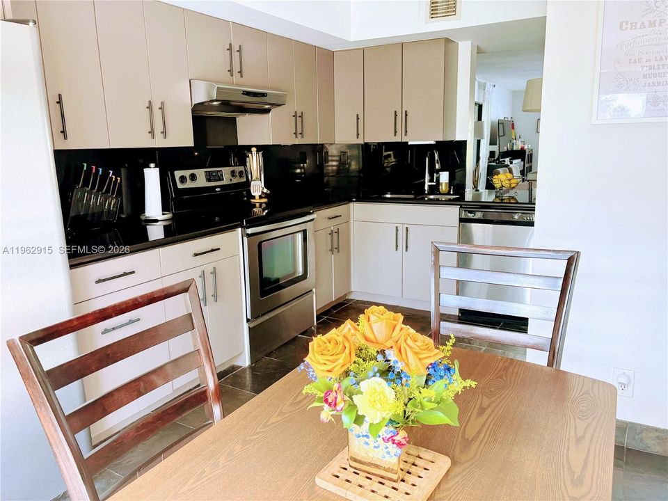 En Venta: $698,000 (3 camas, 3 baños, 1617 Pies cuadrados)