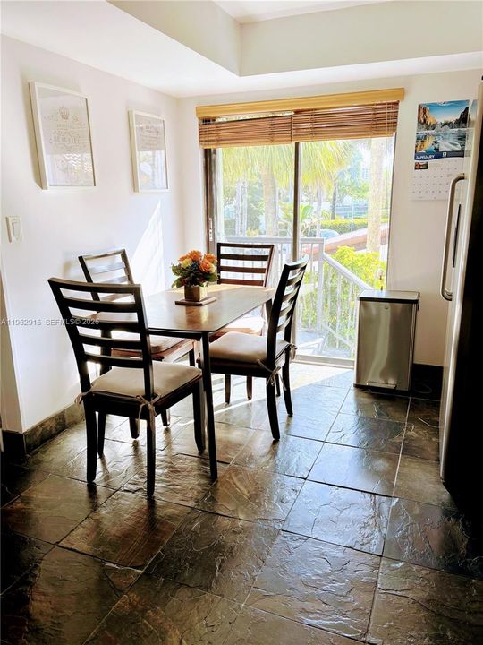 En Venta: $698,000 (3 camas, 3 baños, 1617 Pies cuadrados)