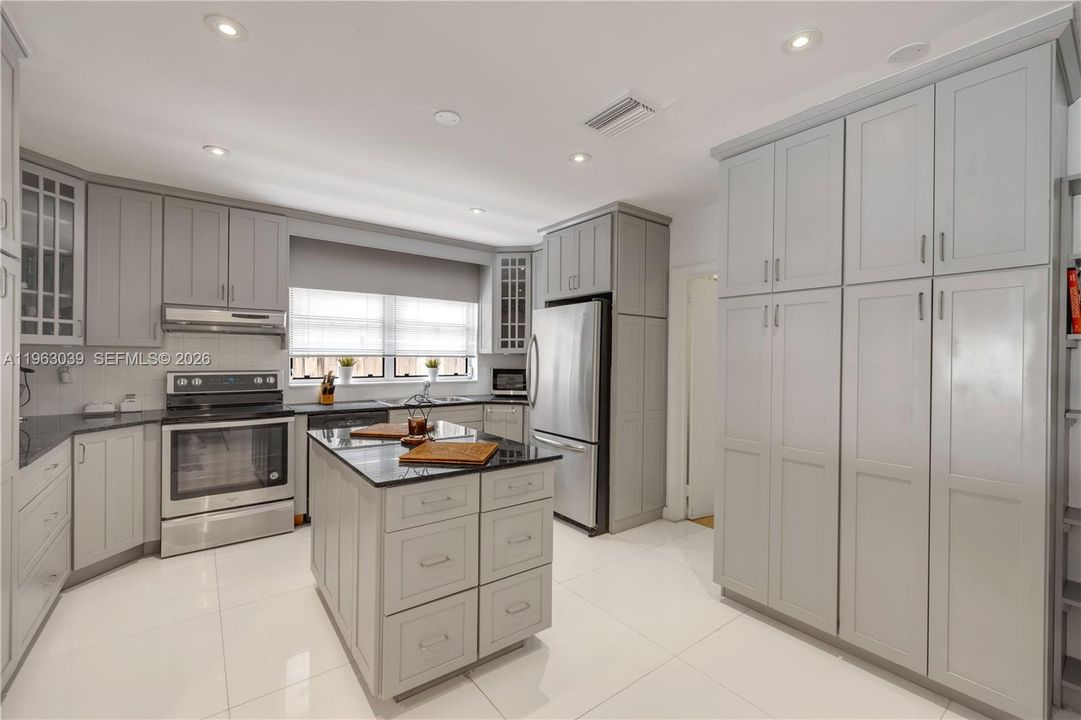 Active With Contract: $4,790,000 (4 beds, 3 baths, 3019 Square Feet)