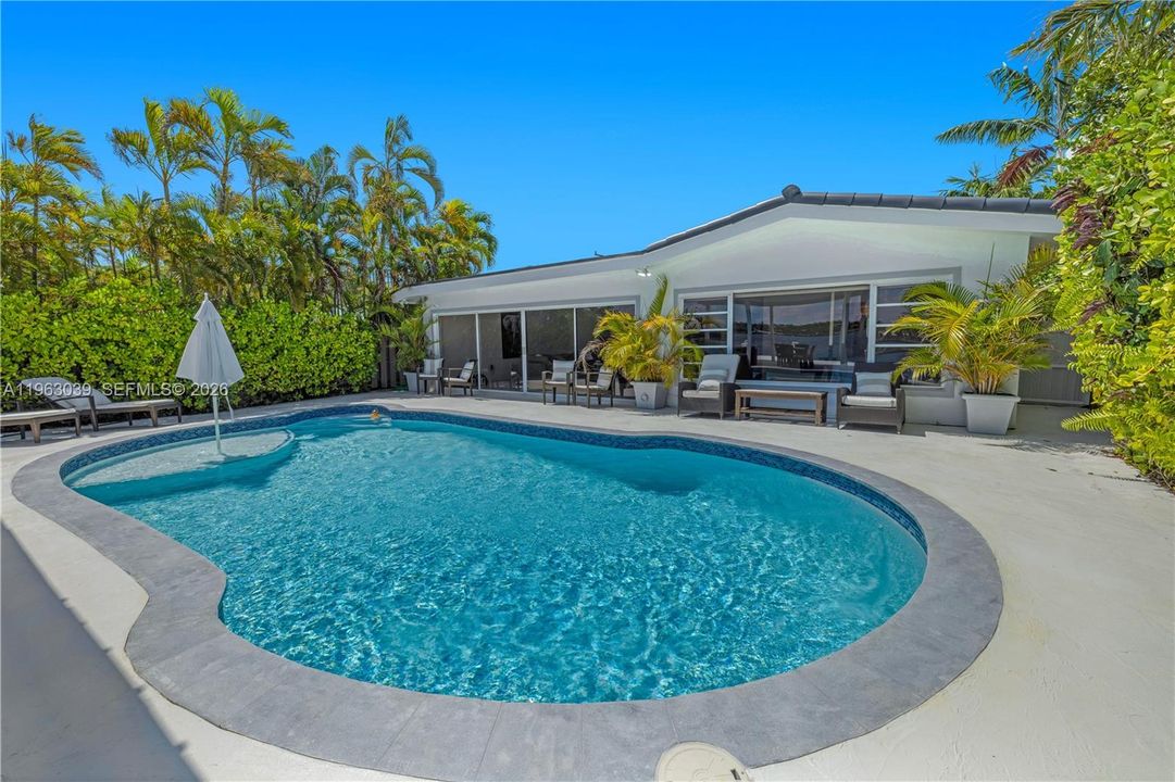 Active With Contract: $4,790,000 (4 beds, 3 baths, 3019 Square Feet)