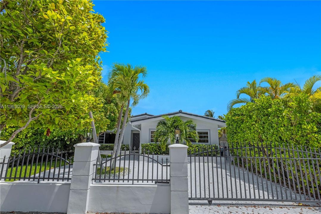 Active With Contract: $4,790,000 (4 beds, 3 baths, 3019 Square Feet)