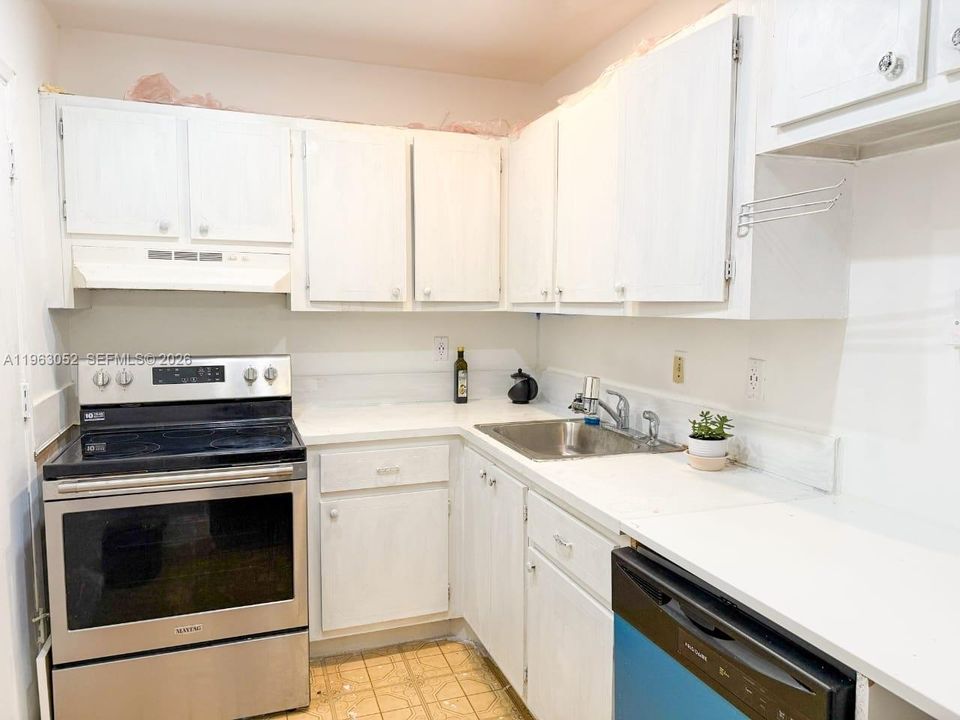 For Sale: $95,000 (2 beds, 1 baths, 815 Square Feet)