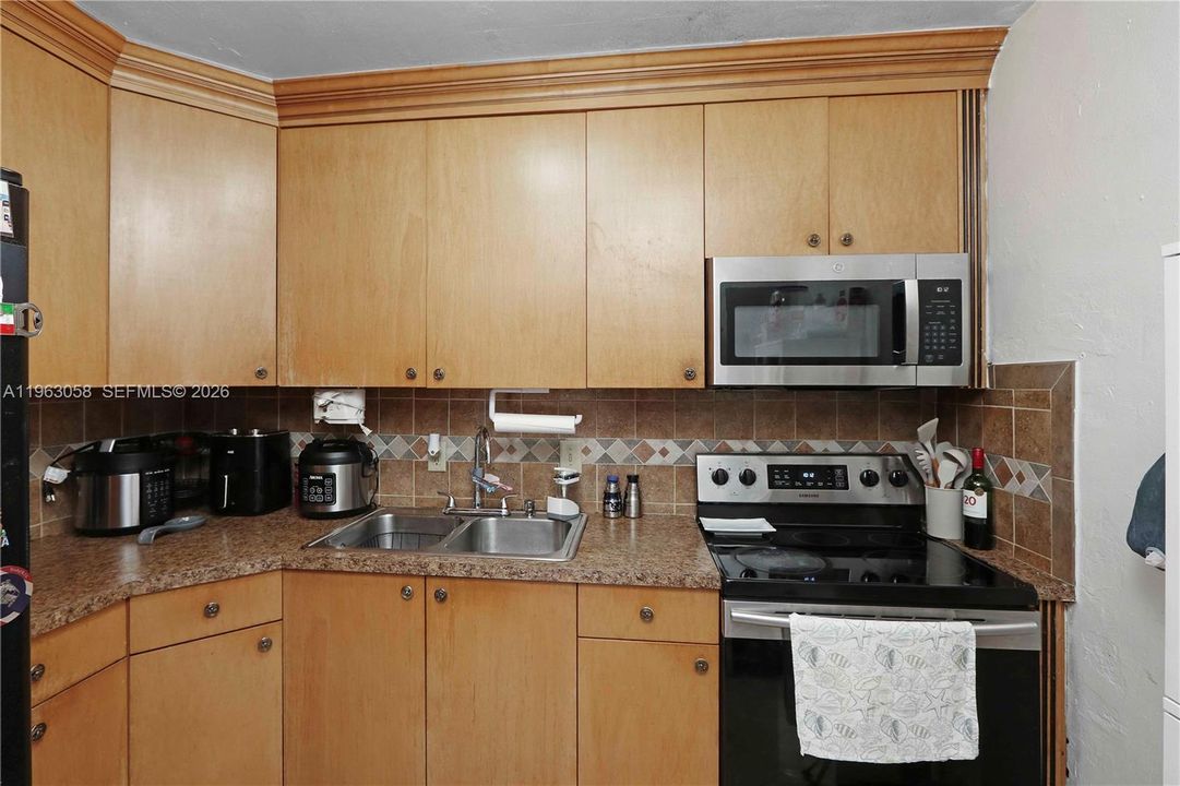 For Sale: $239,900 (2 beds, 1 baths, 910 Square Feet)