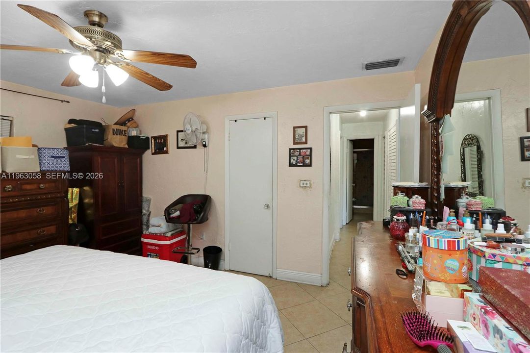 For Sale: $239,900 (2 beds, 1 baths, 910 Square Feet)