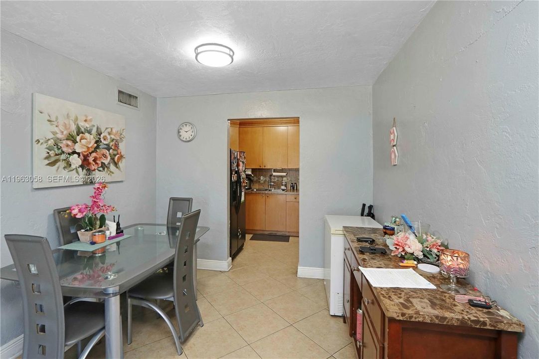 For Sale: $239,900 (2 beds, 1 baths, 910 Square Feet)