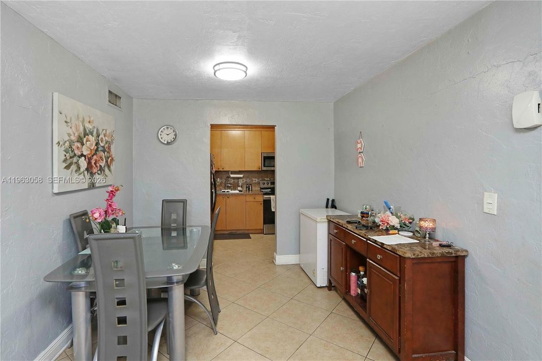 For Sale: $239,900 (2 beds, 1 baths, 910 Square Feet)