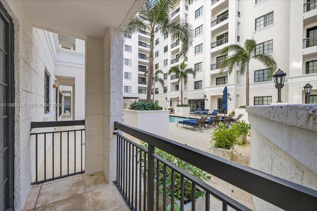 For Sale: $359,000 (1 beds, 1 baths, 672 Square Feet)
