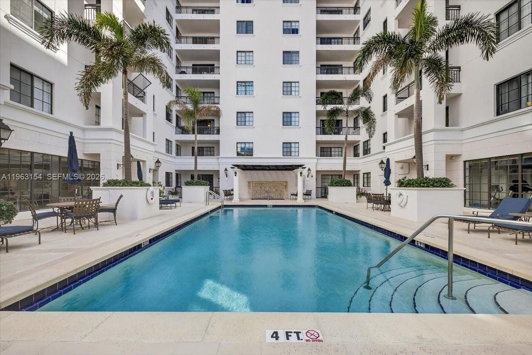 For Sale: $359,000 (1 beds, 1 baths, 672 Square Feet)