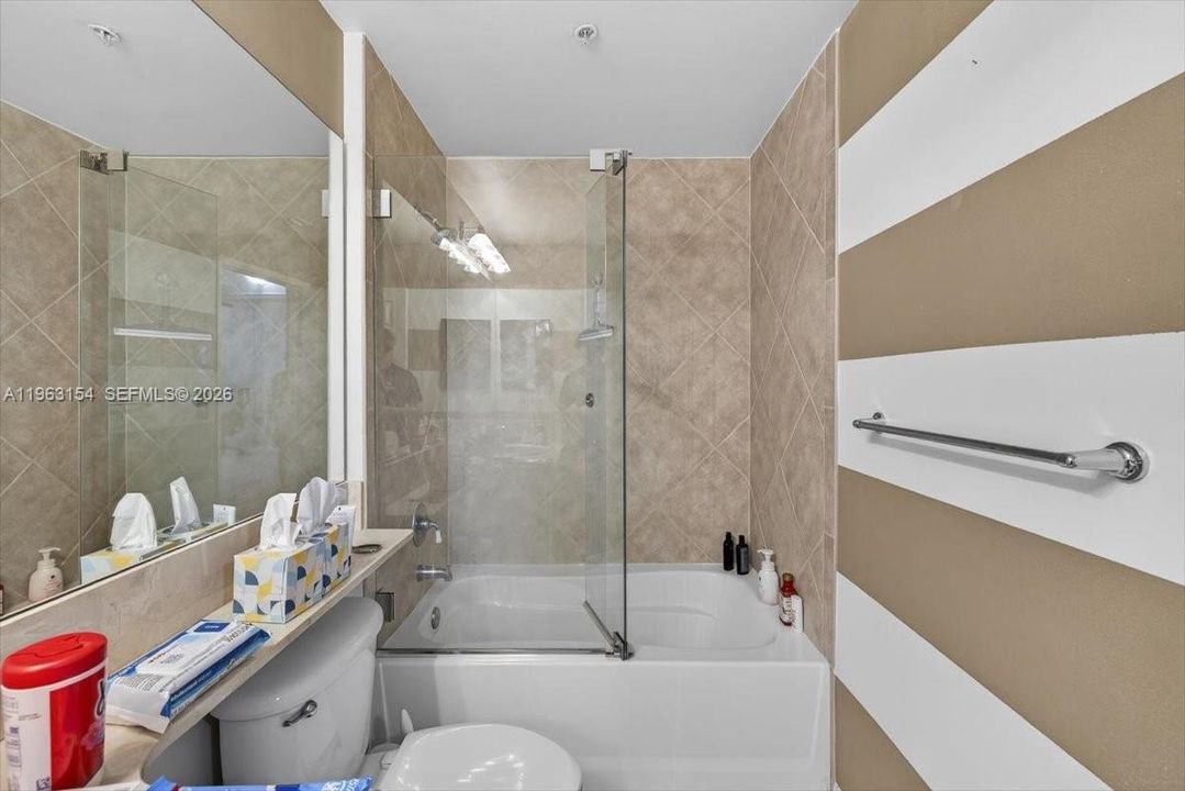 For Sale: $359,000 (1 beds, 1 baths, 672 Square Feet)