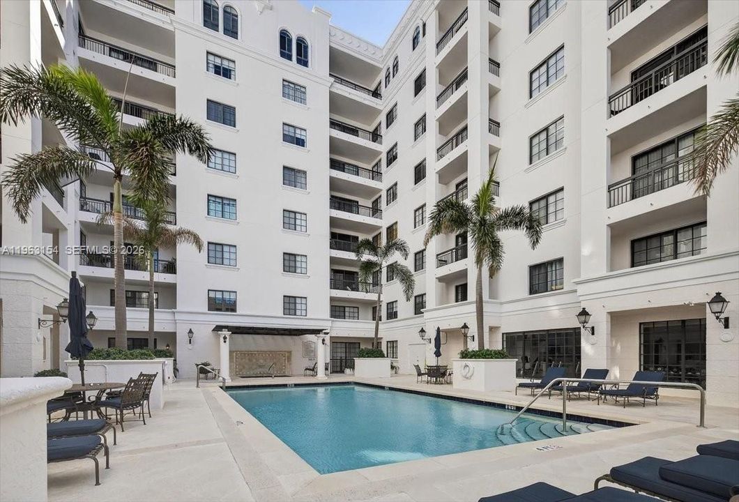 For Sale: $359,000 (1 beds, 1 baths, 672 Square Feet)