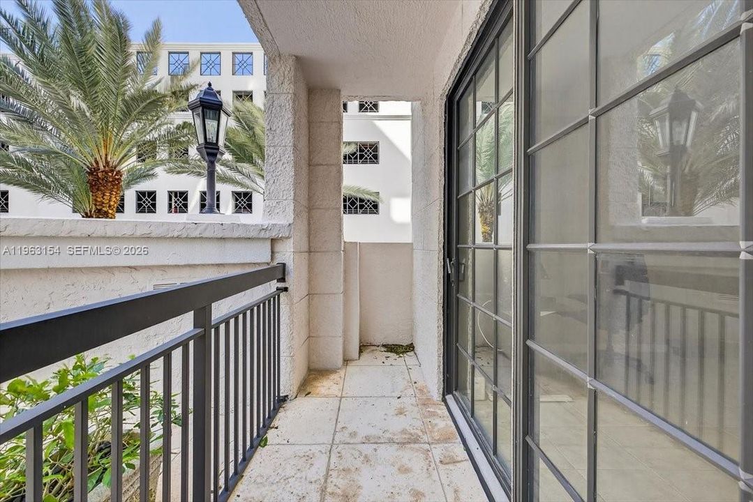 For Sale: $359,000 (1 beds, 1 baths, 672 Square Feet)