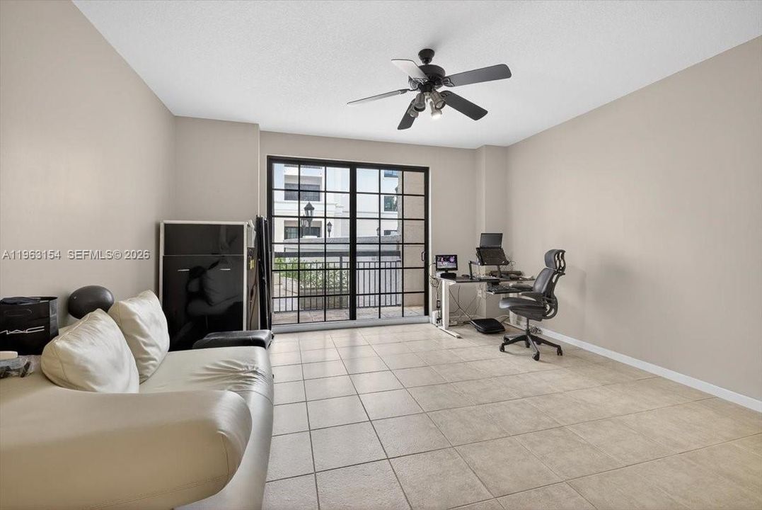 For Sale: $359,000 (1 beds, 1 baths, 672 Square Feet)