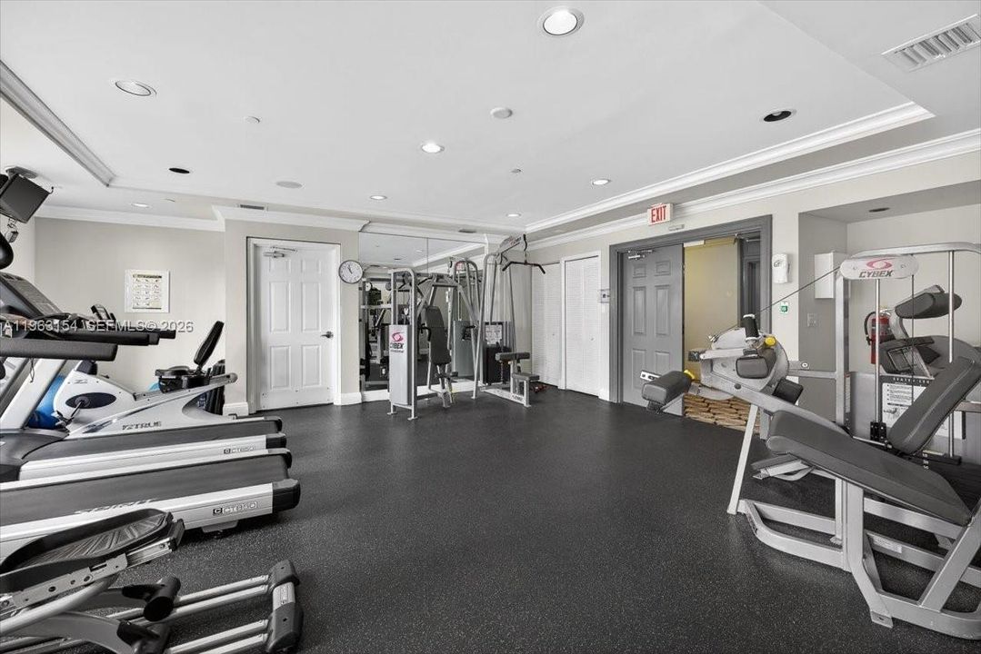 For Sale: $359,000 (1 beds, 1 baths, 672 Square Feet)