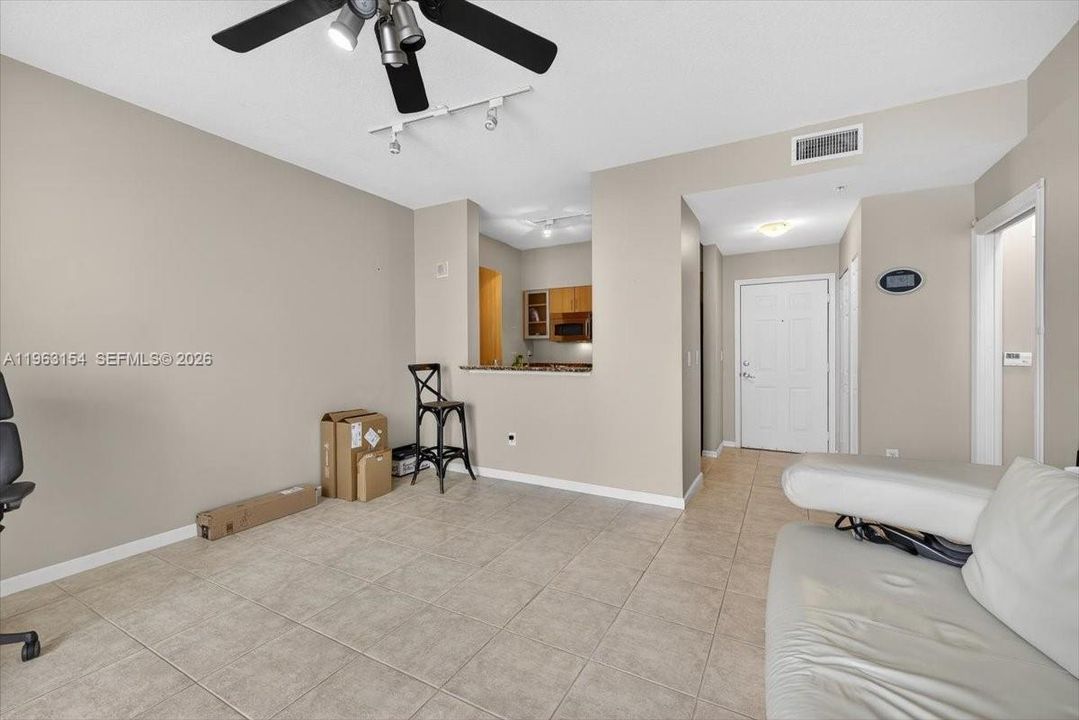 For Sale: $359,000 (1 beds, 1 baths, 672 Square Feet)