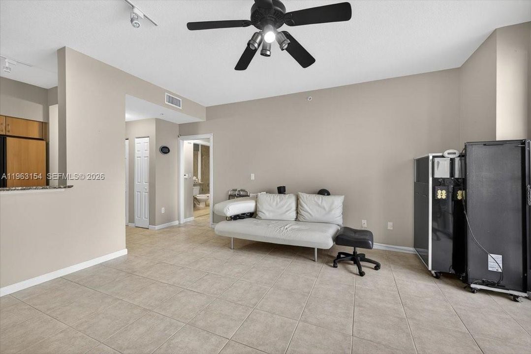 For Sale: $359,000 (1 beds, 1 baths, 672 Square Feet)