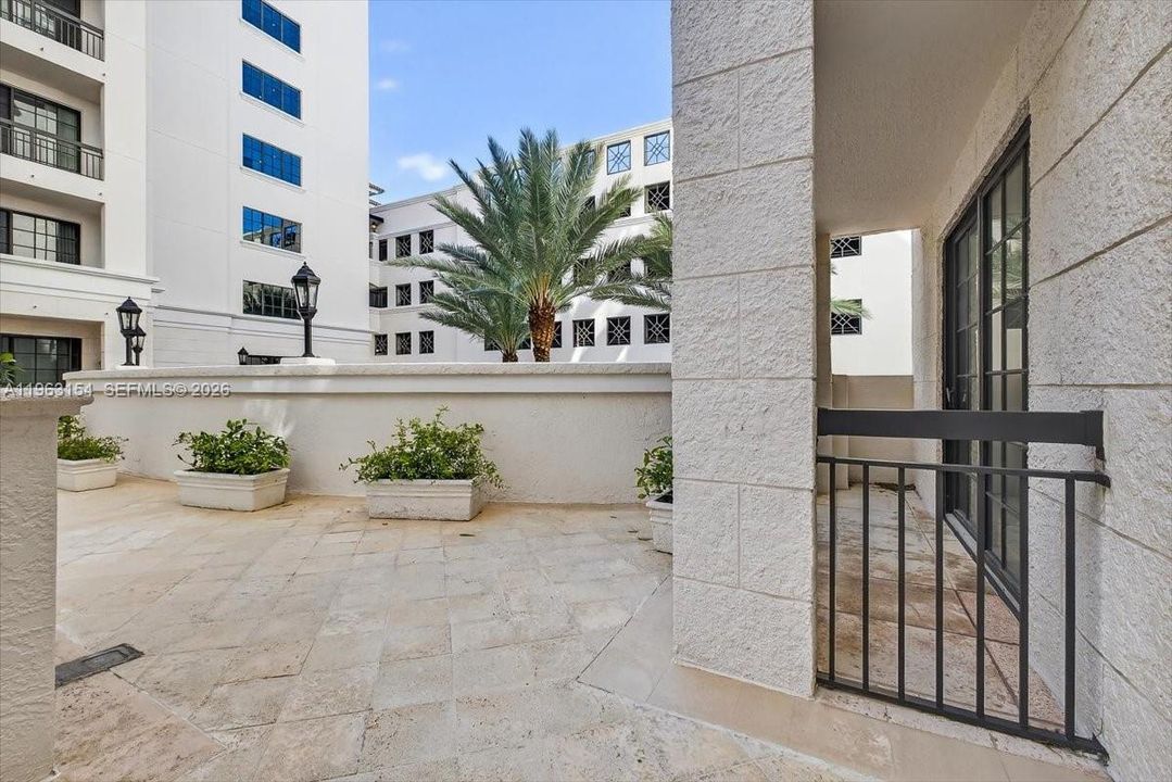 For Sale: $359,000 (1 beds, 1 baths, 672 Square Feet)
