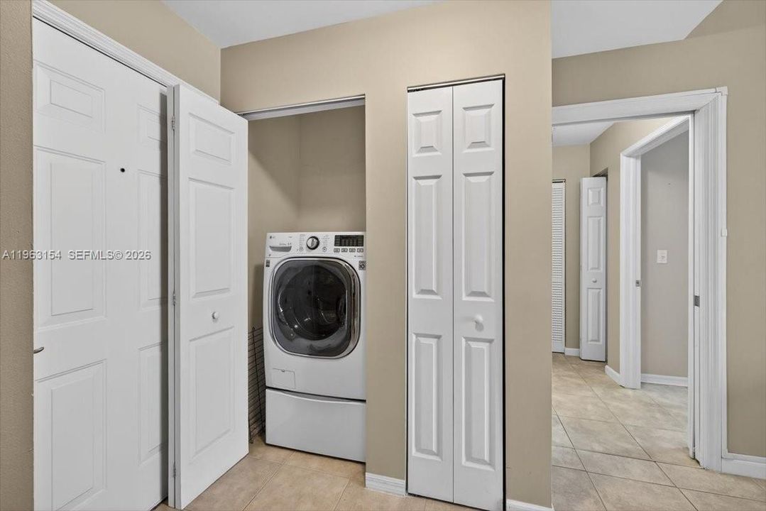 For Sale: $359,000 (1 beds, 1 baths, 672 Square Feet)