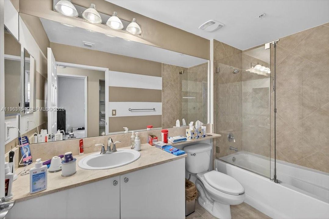 For Sale: $359,000 (1 beds, 1 baths, 672 Square Feet)
