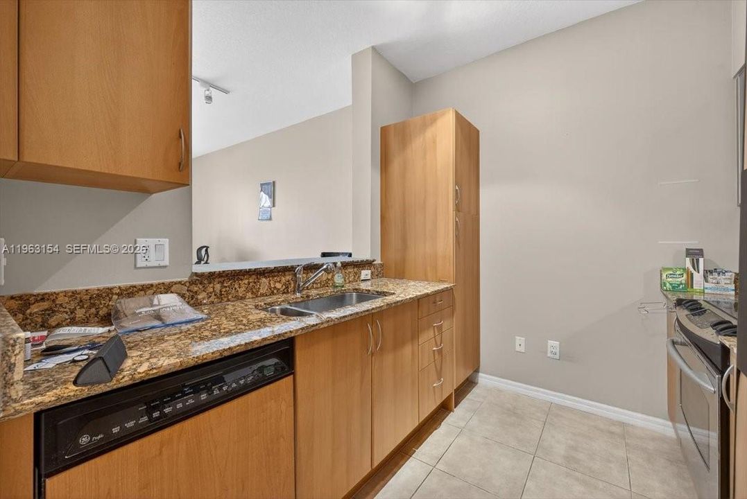 For Sale: $359,000 (1 beds, 1 baths, 672 Square Feet)