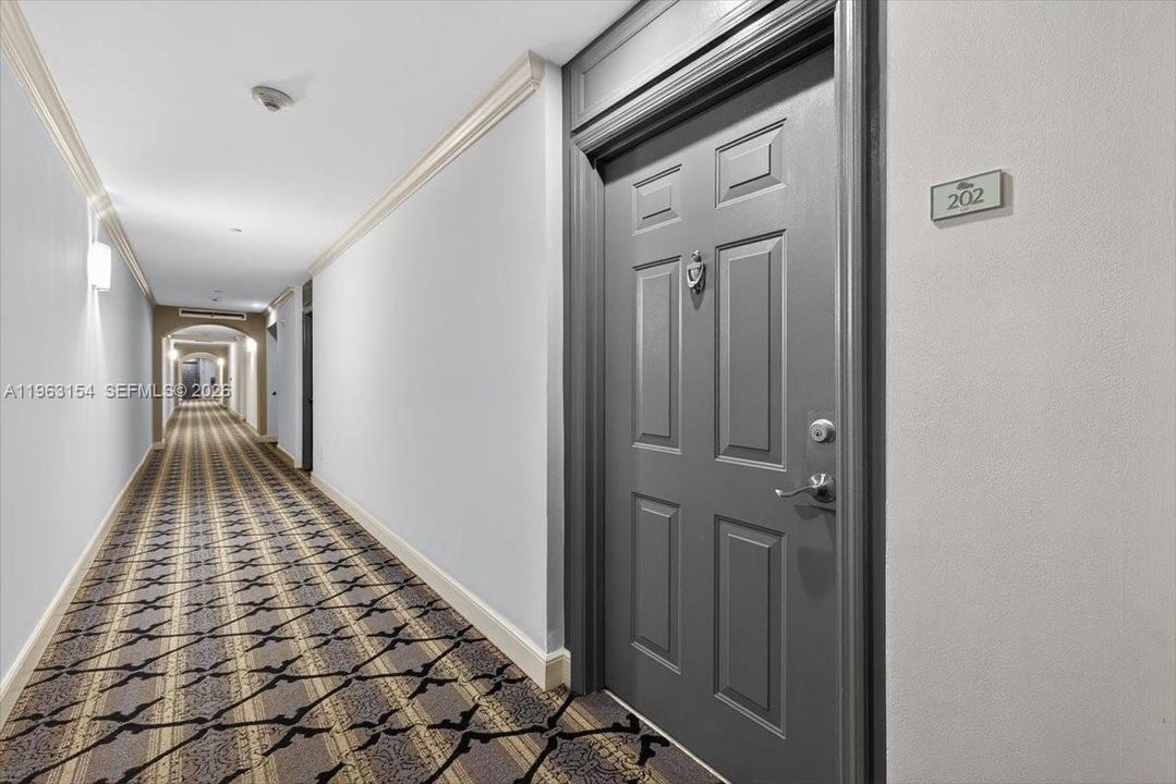 For Sale: $359,000 (1 beds, 1 baths, 672 Square Feet)