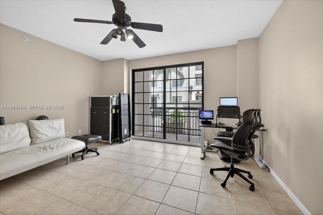 For Sale: $359,000 (1 beds, 1 baths, 672 Square Feet)