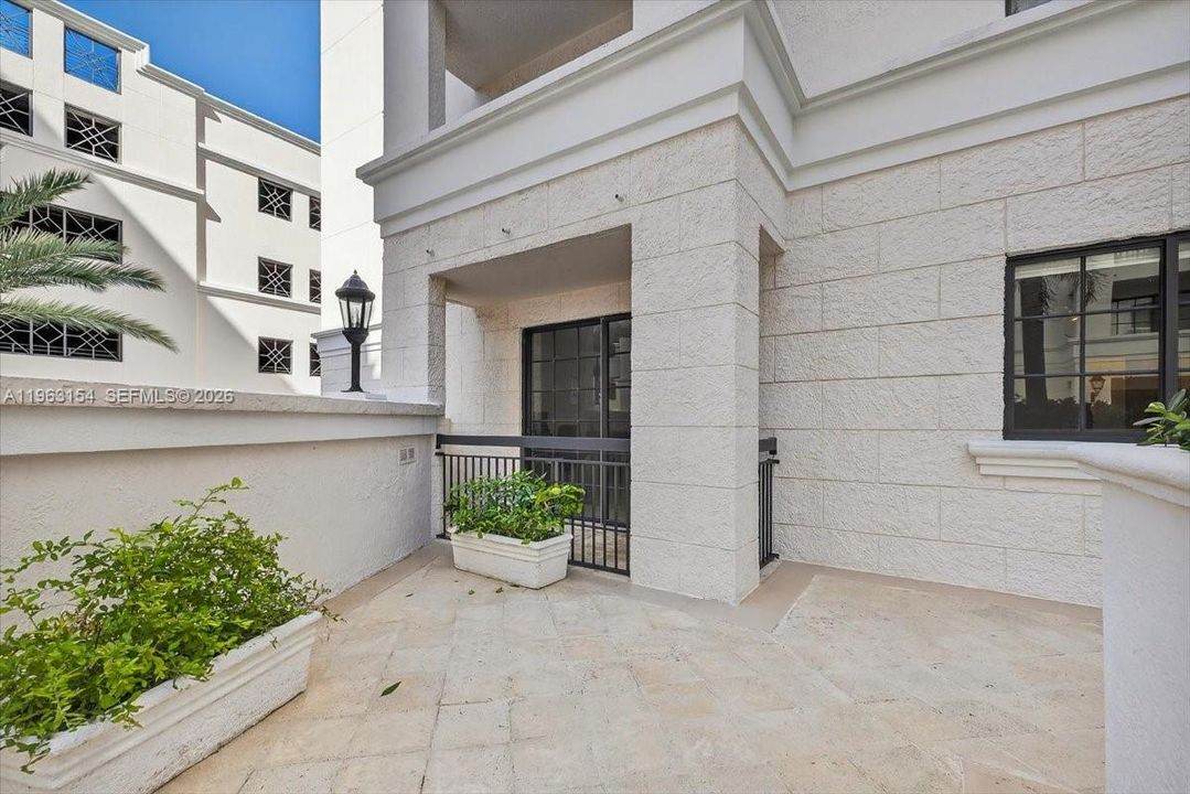 For Sale: $359,000 (1 beds, 1 baths, 672 Square Feet)