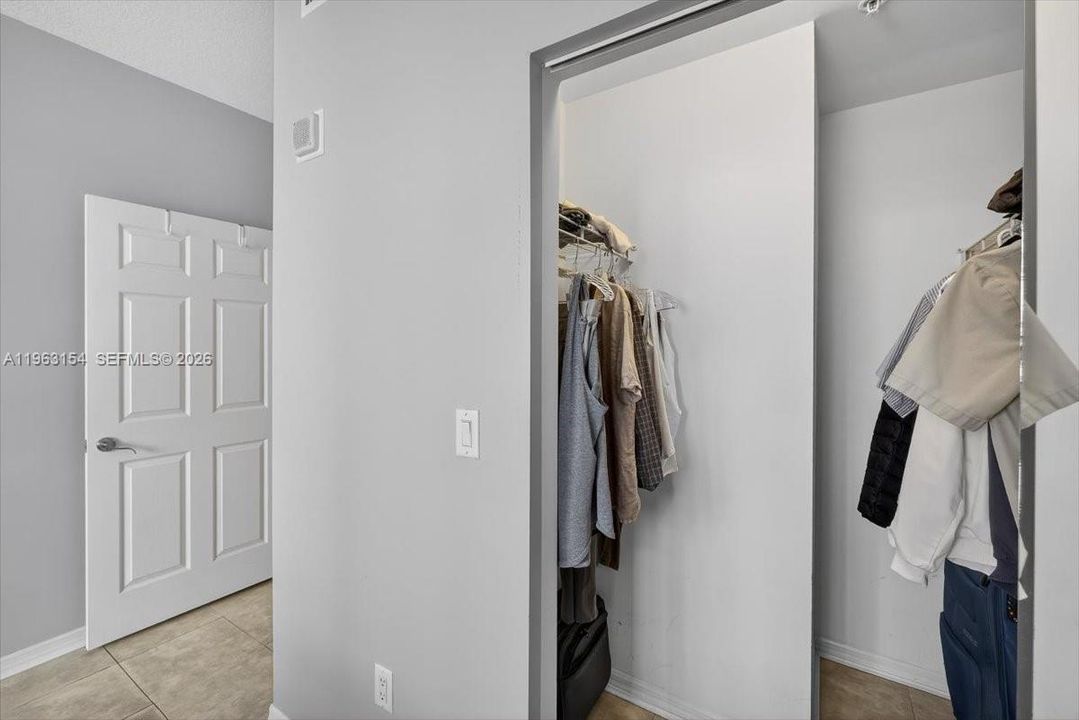 For Sale: $359,000 (1 beds, 1 baths, 672 Square Feet)