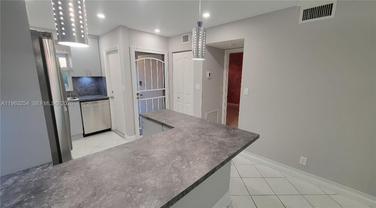Recently Rented: $2,250 (2 beds, 2 baths, 975 Square Feet)